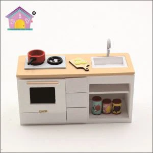 Puiset nukkekodin miniatyyrihuonekalut